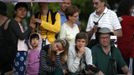 Tourists react as clouds obscure a full solar eclipse in the northern Australian city of Cairns November 14, 2012. REUTERS/Tim Wimborne (AUSTRALIA - Tags: SOCIETY ENVIRONMENT) Published: Lis. 13, 2012, 10:06 odp.