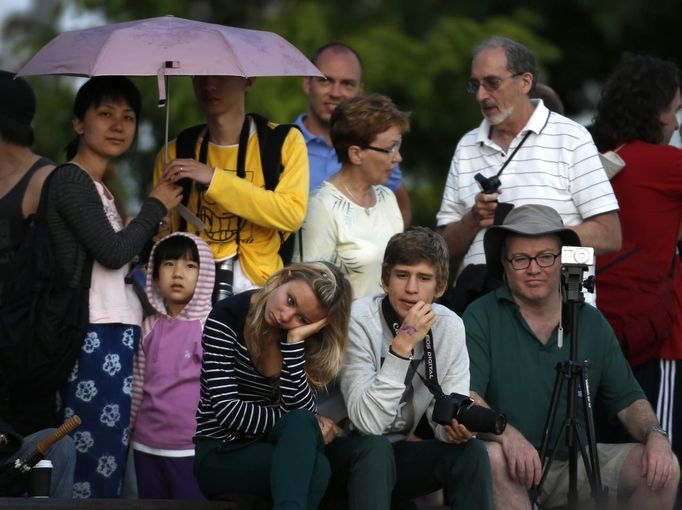 Tourists react as clouds obscure a full solar eclipse in the northern Australian city of Cairns November 14, 2012. REUTERS/Tim Wimborne (AUSTRALIA - Tags: SOCIETY ENVIRONMENT) Published: Lis. 13, 2012, 10:06 odp.