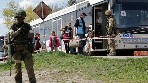Evakuace civilistů z Azovstalu.