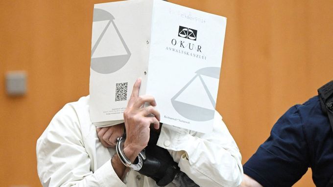 Obžalovaný Sulaiman A. přichází do soudní síně Vyššího regionálního soudu ve Stuttgartu-Stammheimu v Německu, kde bude vynesen verdikt.