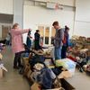 Uprchlíci byli vděční, že v brněnském centru pomoci si mohli vybrat i oblečení, které jim lidé můžou nechávat na pěti sběrných místech po městě.