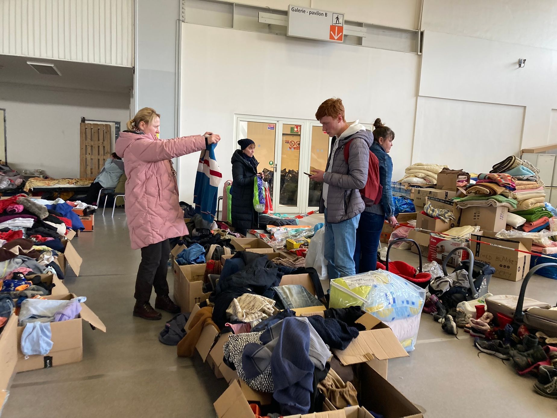 Uprchlíci byli vděční, že v brněnském centru pomoci si mohli vybrat i oblečení, které jim lidé můžou nechávat na pěti sběrných místech po městě.