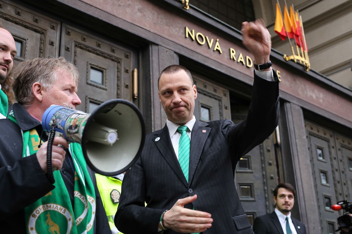 Demonstrace fanoušků Bohemians před magistrátem 31.3. + zastupitelstvo