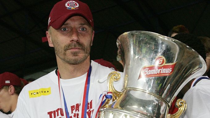 Tomáš Řepka s trofejí pro ligového mistra 2010