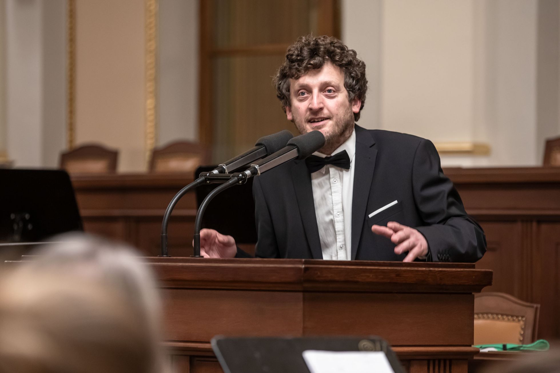 Opera v jednacím sále poslanecké sněmovny, zpívá Vojtěch Dyk a Simona Šaturová