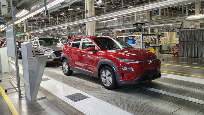 Elektromobil Hyundai Kona na výrobní lince v moravskoslezských Nošovicích.