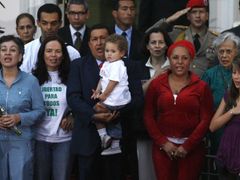 Consuela Gonzalesová (vlevo) spolu se svou rodinou a prezidentem Chávezem