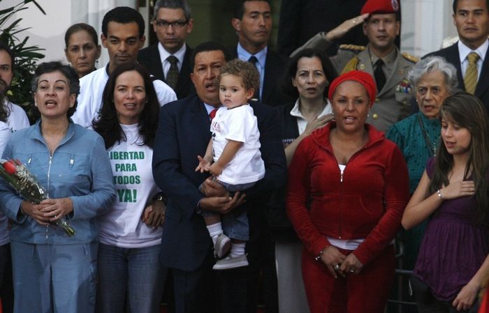 Propuštěné ženy s Chávezem a rodinami