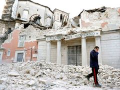 Italské Ministerstvo kultury ve čtvrtek zveřejnilo, že otřesy byly osudné nejméně pro čtyři románské a renesanční kostely ve městě, zničen byl i hrad z 16. století.