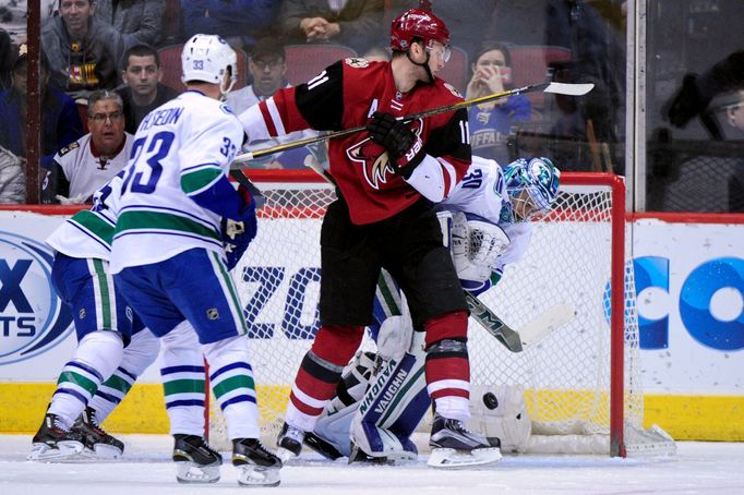 NHL: Vancouver Canucks at Arizona Coyotes (Martin Hanzal)