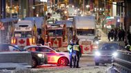 Starosta kanadské metropole Ottawa Jim Watson v neděli vyhlásil nouzový stav. Odůvodnil to tím, že demonstrace proti covidovým opatřením, které už přes týden blokují centrum města, představují nebezpečí pro obyvatele.