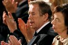 Bývalý prezident Václav Havel sledoval udílení státních vyznamenání ve Vladislavském sále z první řady.