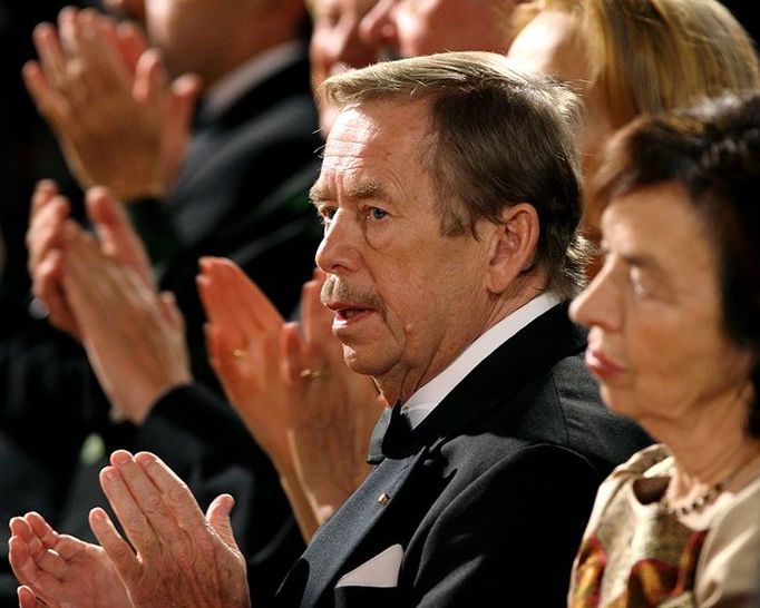 Bývalý prezident Václav Havel sledoval udílení státních vyznamenání ve Vladislavském sále z první řady.