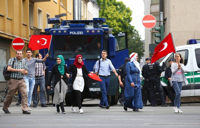 Demonstrace v Kolíně nad Rýnem na podporu tureckého prezidenta Recepa Erdogana