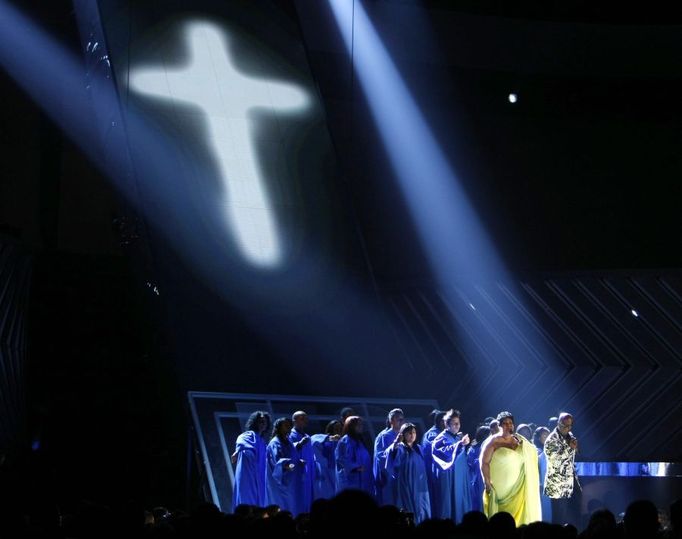 Aretha Franklin zazpívala na kulatých Grammy gospel Never Gonna Break My Faith.