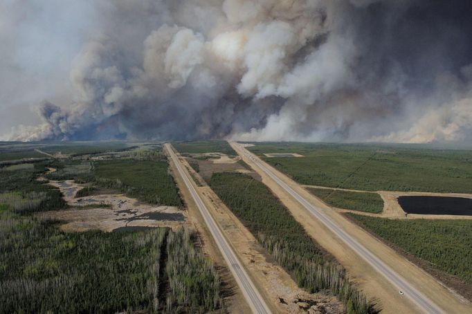 Letecký pohled na silnici číslo 63 jižně od města Fort McMurray ukazuje dým, který vznikl obřím požárem