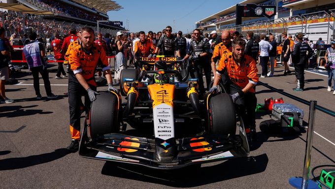 Dramata ve formuli 1 dnes začínají už před startem závodu, jak ukázala kauza se snahou mechanika Red Bullu odstranit startovní značku Landa Norrise z McLarenu.