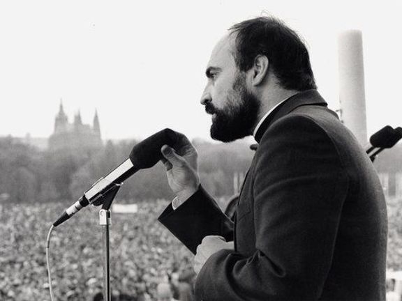 Tomáš Halík během demonstrací na Letné v listopadu 1989.