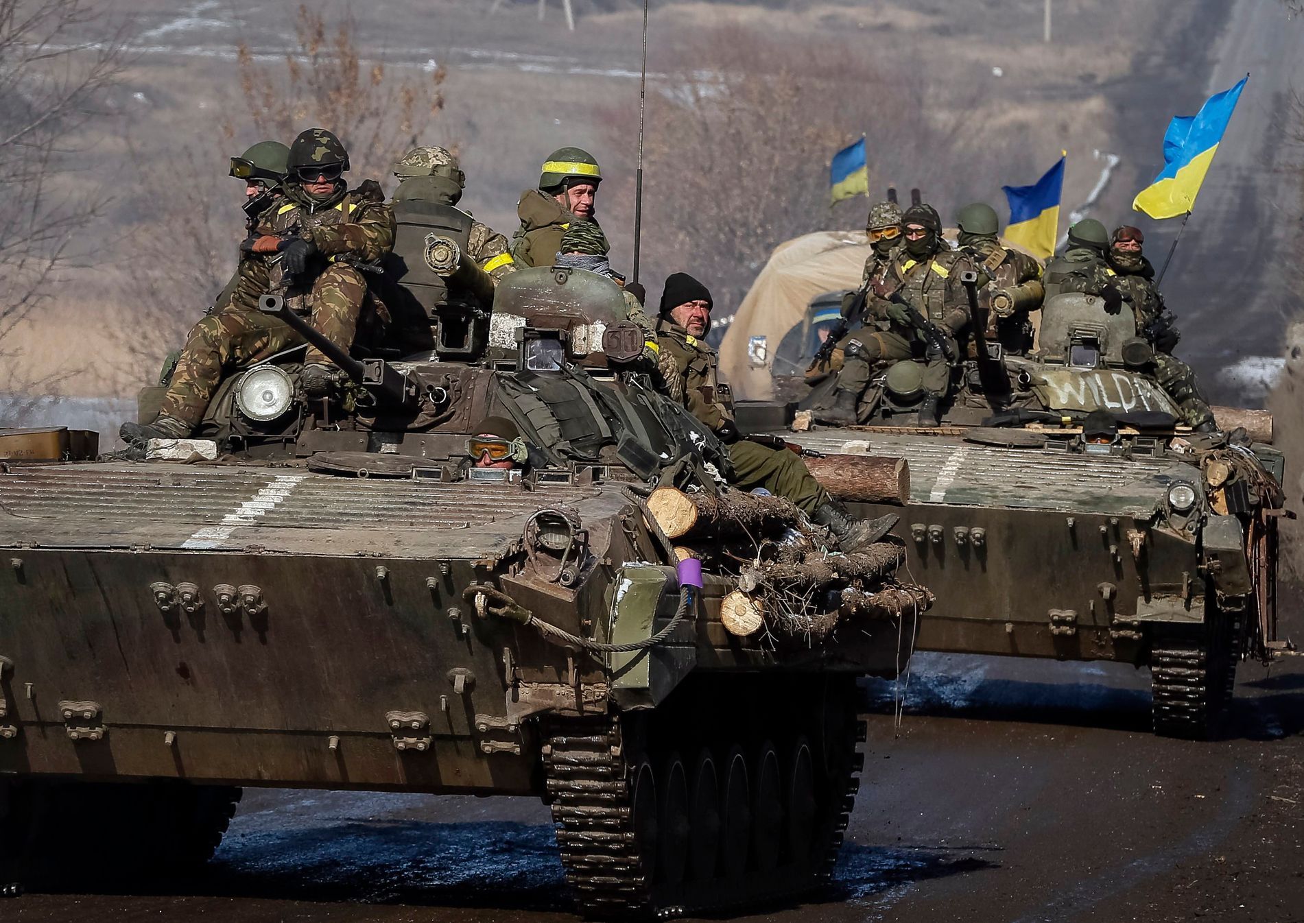 Ukrajinští vojáci na obrněných transportérech u Debalceve.