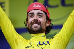 Tour vjela do kopců a Pogačar znovu přišel o žlutý trikot. V čele je senzačně Ir