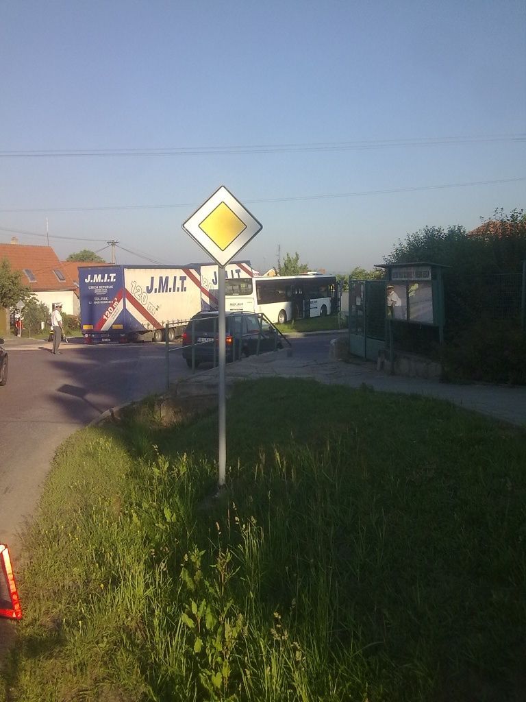 Srážka kamionu s autobusem na Znojemsku