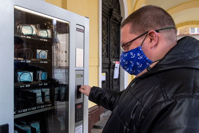 V Chebu začal fungovat první veřejný automat s rouškami.