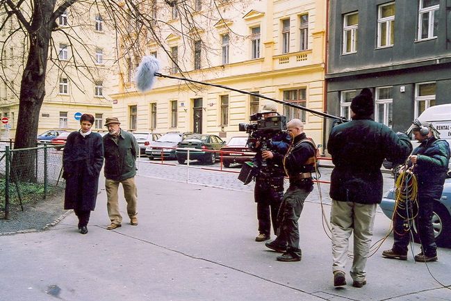 Fotografie ze zákulisí natáčení televizního seriálu "Rodinná pouta", který vysílala česká televize Prima v letech 2004–2006.