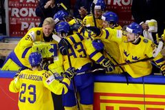 Živě: Švédové zvládli nájezdy lépe než Švýcaři a obhájili titul z minulého roku
