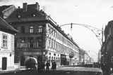 Průhled Královskou ulicí (dnes Sokolovská) od křižovatky s Vítkovou ulicí k východu ke Karlínskému náměstí. Rok 1900.