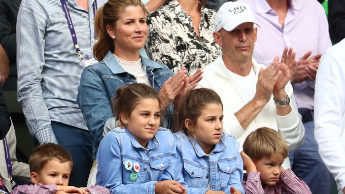 Manželka Rogera Federera Mirka a jejich čtyři děti při Wimbledonu 2019