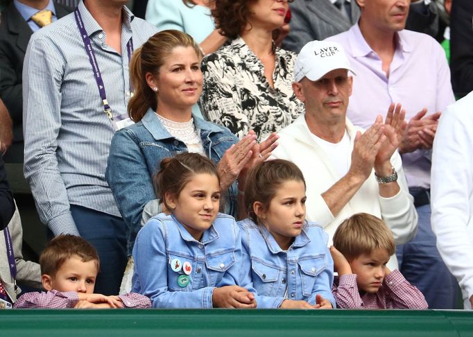 Manželka Rogera Federera Mirka a jejich čtyři děti při Wimbledonu 2019