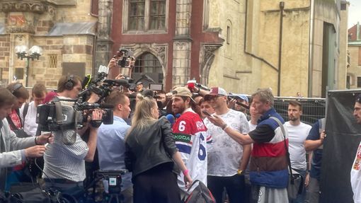 Čeští hokejisté vydrželi na podiu hodinu a půl, na konci oslav pak poskytovali rozhovory přítomným novinářům.