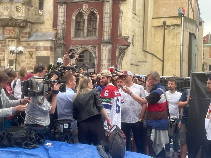 Čeští hokejisté vydrželi na podiu hodinu a půl, na konci oslav pak poskytovali rozhovory přítomným novinářům.