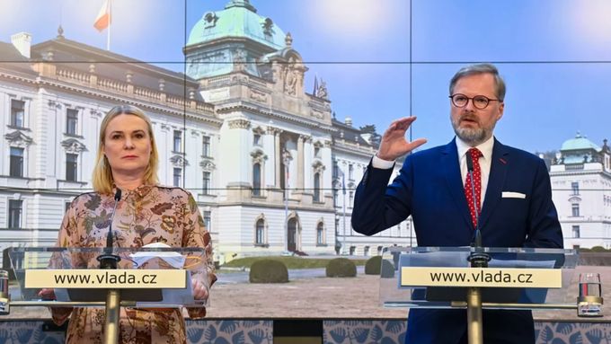 Ministryně obrany Jana Černochová a premiér Petr Fiala (oba z ODS)