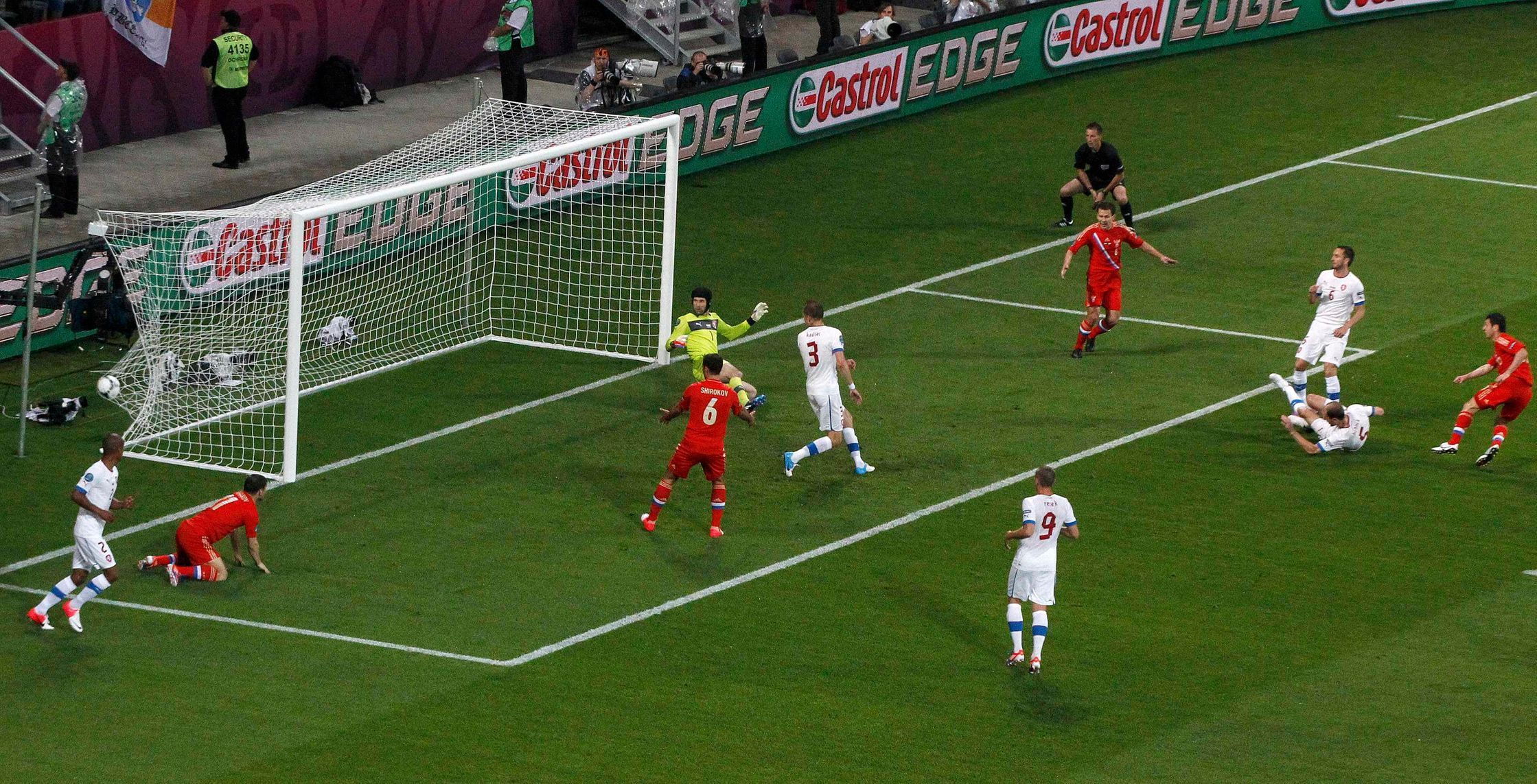 Dzagoev střílí první branku do české sítě v zápase Euro 2012