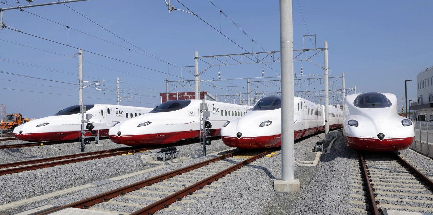 První Nishi Kyushu Shinkansen "Kamome" opouští stanici Nagasaki v prefektuře Nagasaki, Japonsko, 23. září 2022. Zahájení provozu Kyushu Railway Co.