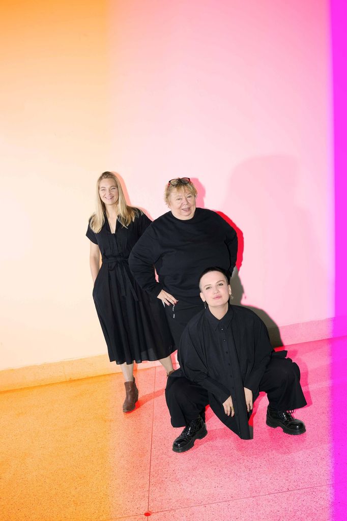 Architektka Anna Matoušková (vlevo), fotografka Libuše Jarcovjáková (vpravo) a kurátorka Lucie Černá (dole).