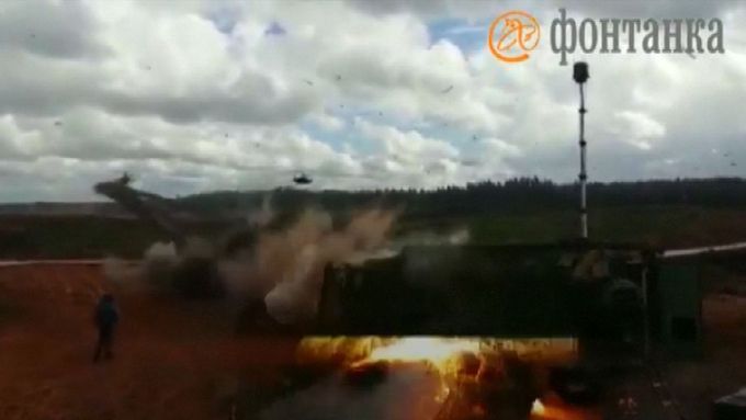 Ruský pilot na cvičení omylem vypálil rakety do diváků
