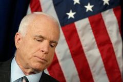 Mučil McCaina ve Vietnamu, teď ho podporuje
