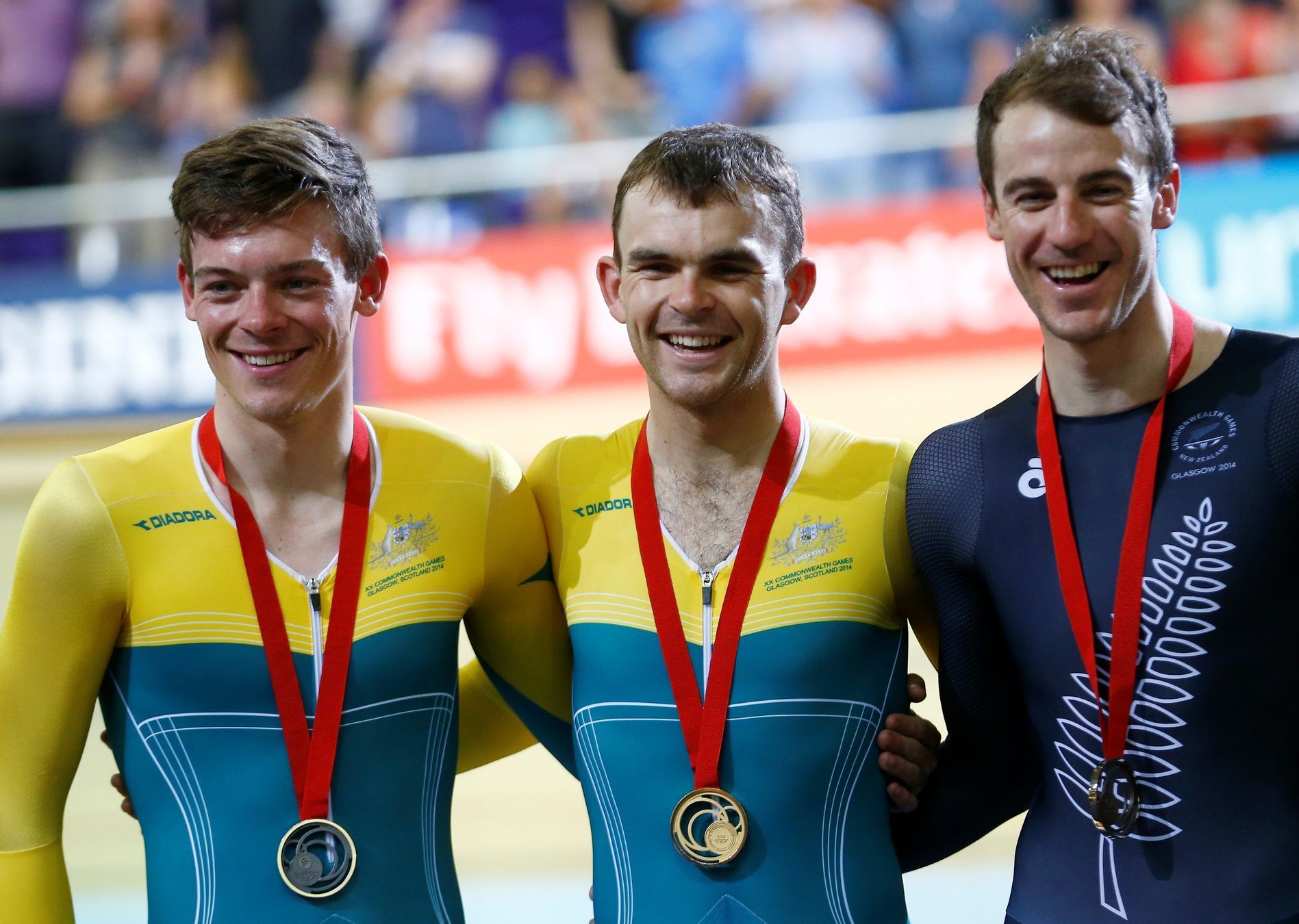 Australský dráhový cyklista Jack Bobridge (uprostřed)