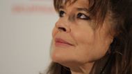 Do Karlových Varů přijela slavná francouzská herečka Fanny Ardant. Přijela představit svůj režijní počin Naléhavé rytmy, k němuž si napsala i scénář.