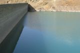 Surchab je největším zdrojem vody v Lógaru a zároveň jedinou funkční přehradou. Největší problém pro její funkčnost představovaly nánosy usazenin, které se v nádrži nashromáždily během téměř 80 let fungování, a které dosahovaly až 8 metrů. Český projekt se tak soustředí na odbahnění celého rezervoáru, opravu hráze a stavbu zadržovací zdi v ústí řeky. Ta zabrání dalšímu usazování naplavenin. Na fotografii přehrada na jaře, kdy se plní vodou.