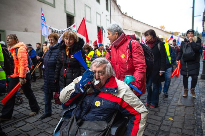 Protest studentů a odborů proti opatřením vlády Petra Fialy.