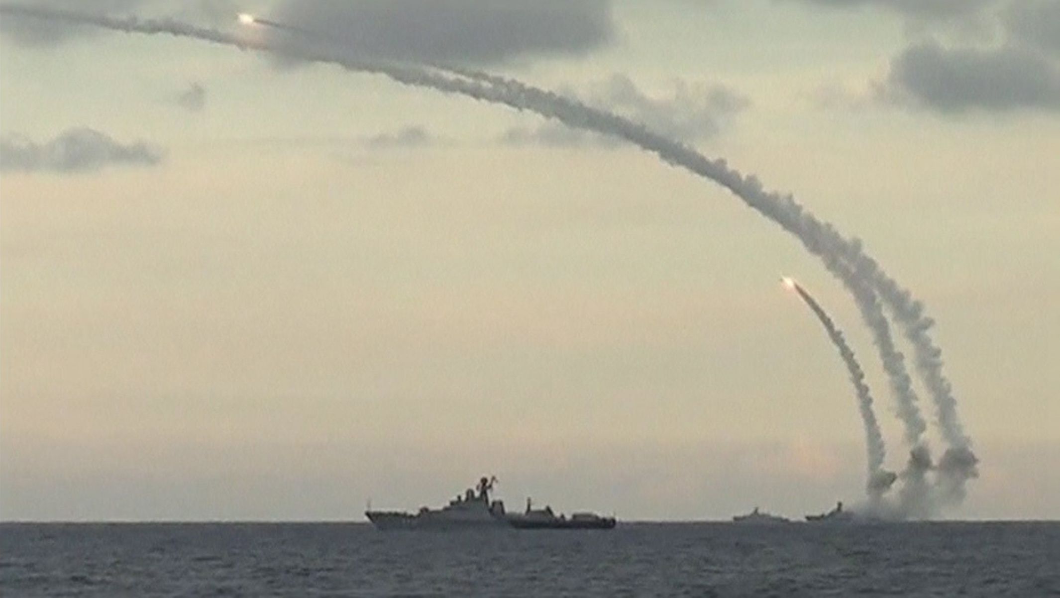 Ruské námořnictvo odpaluje rakety směr Sýrie.