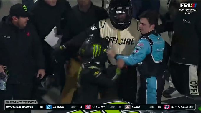 Bitka jezdců NASCAR Xfinity Series Tye Gibbse a Sama Mayera.