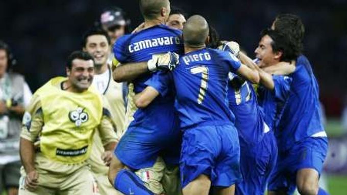 Fotbalisté Itálie se radují krátce po proměnění rozhodující penalty ve finále proti Francii.