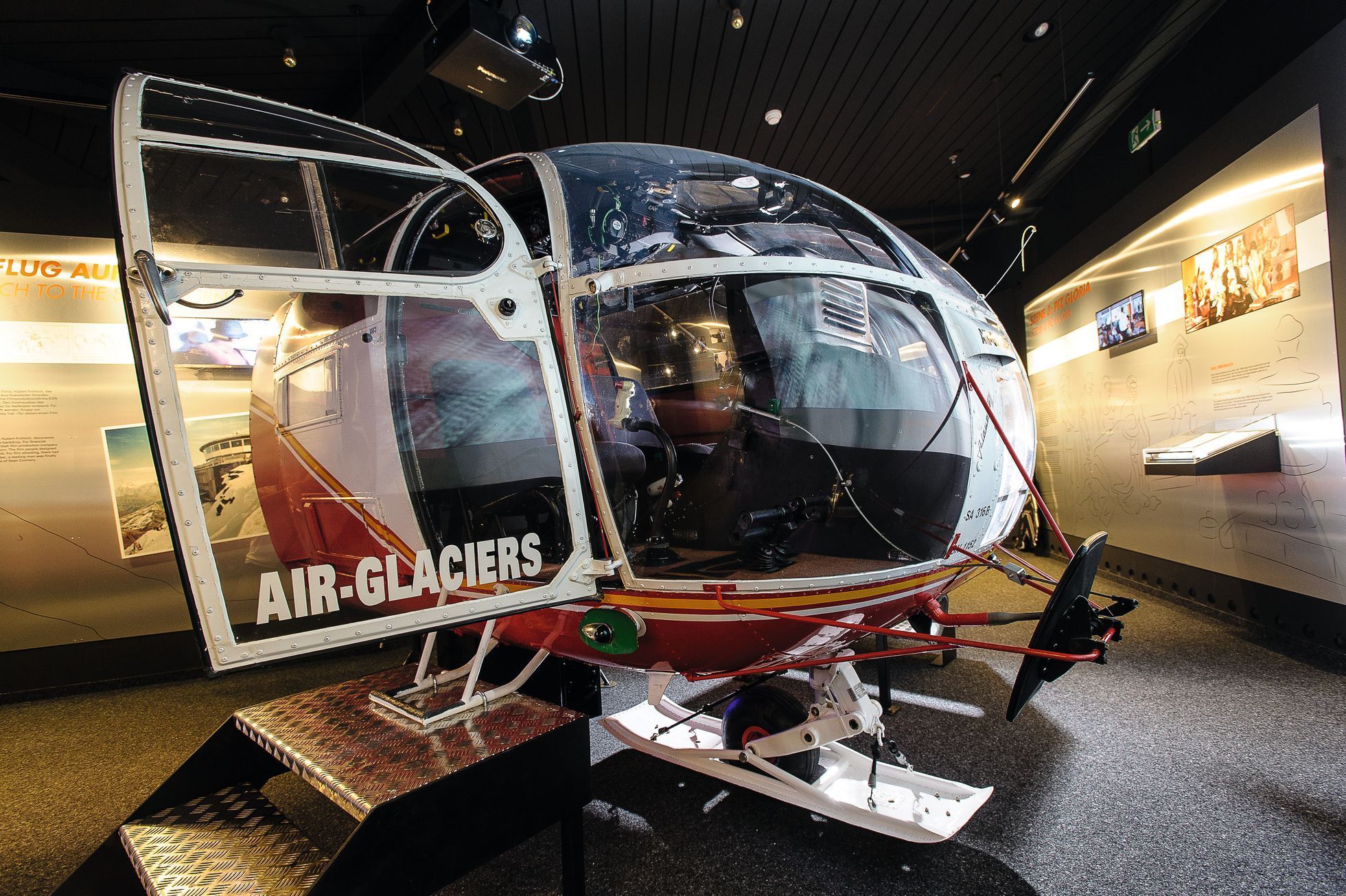 Trenažér letu helikoptérou z bondovky V tajné službě Jejího Veličenstva, interaktivní výstava Bond World
