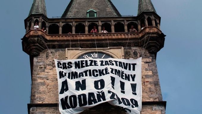 Greenpeace nad pražským orlojem