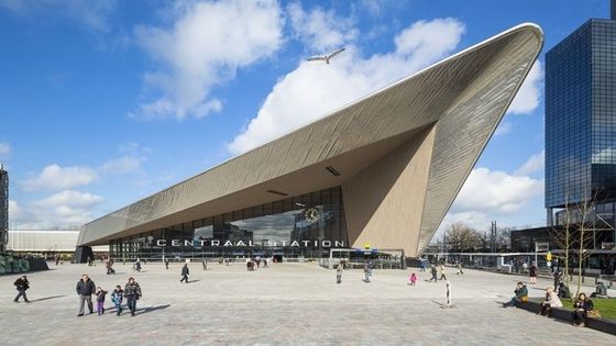 Mladým architektům i radnici by při plánování dopravy mohly napovědět vizualizace od studia Benthem Crouwel Architects. Podívejte se na jejich stavby.