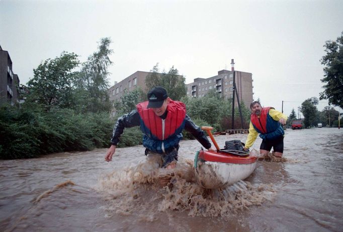 Archivní snímek z povodní v roce 1997, které postihly třetinu země, nejvíce Moravu a východní Čechy.